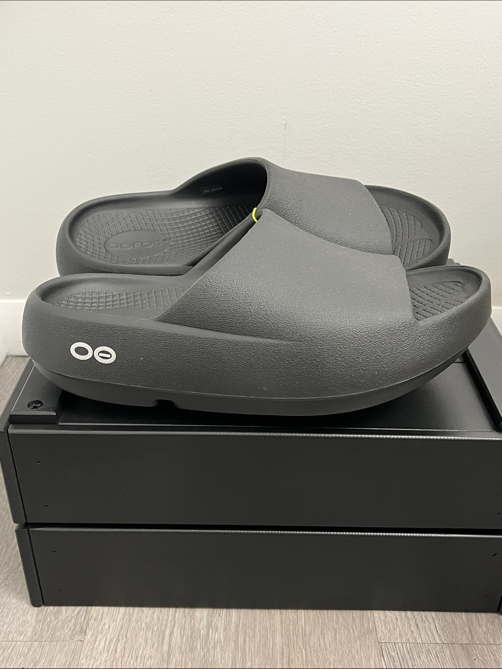 Oofos Ooahh plus + black slides sandals women’s size 8 men’s size 6 new
